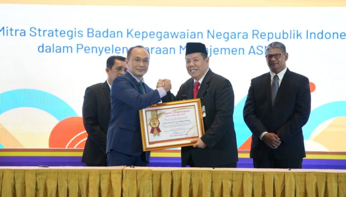 Pemprov Babel Juara, Gubernur Hidayat Arsani Terima Anugerah BKN Award