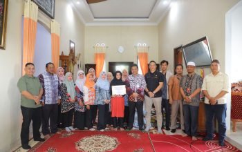Pj Sekda Babel Serahkan Santunan ke Keluarga Alm Andi