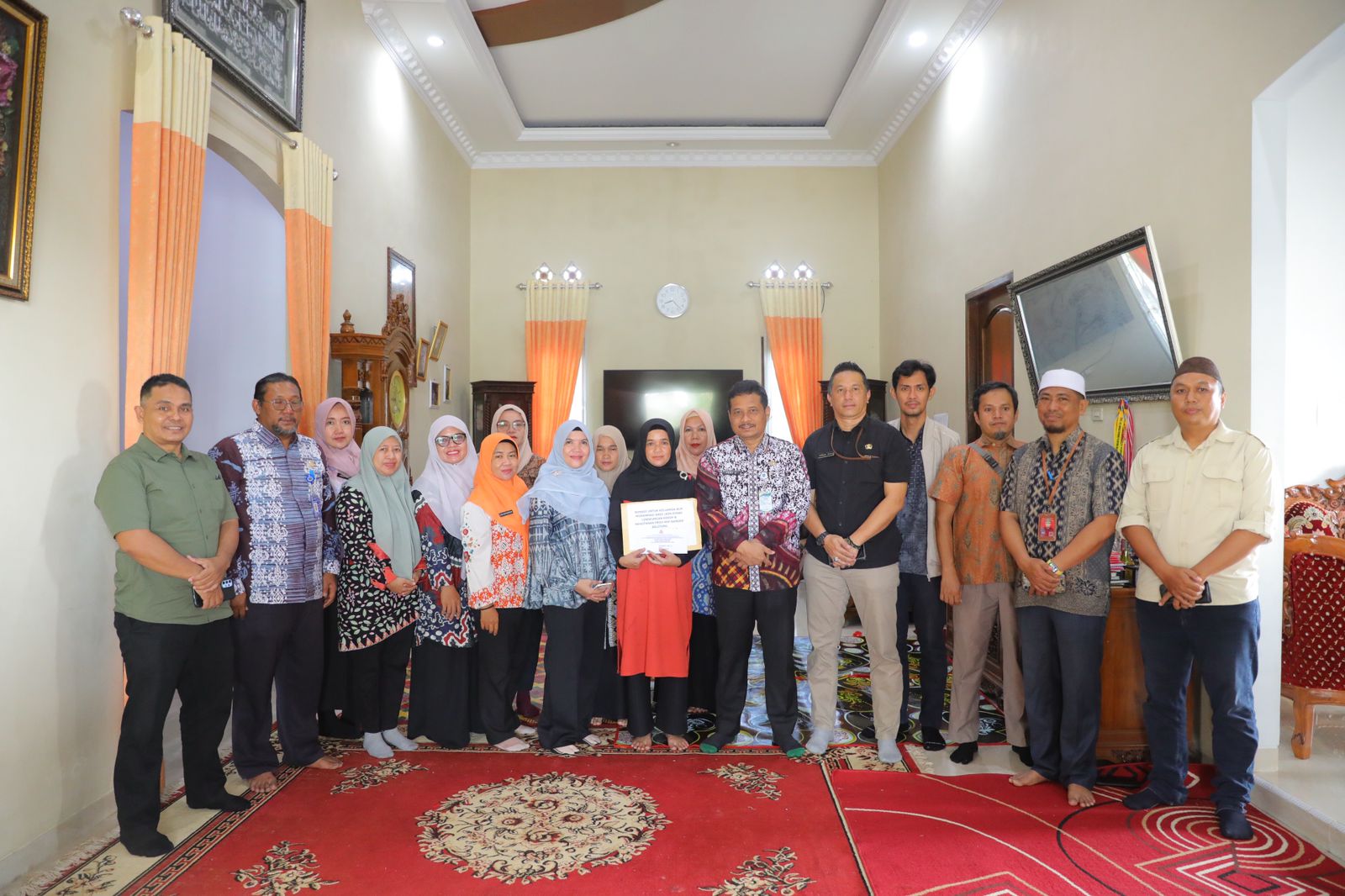 Pj Sekda Babel Serahkan Santunan ke Keluarga Alm Andi