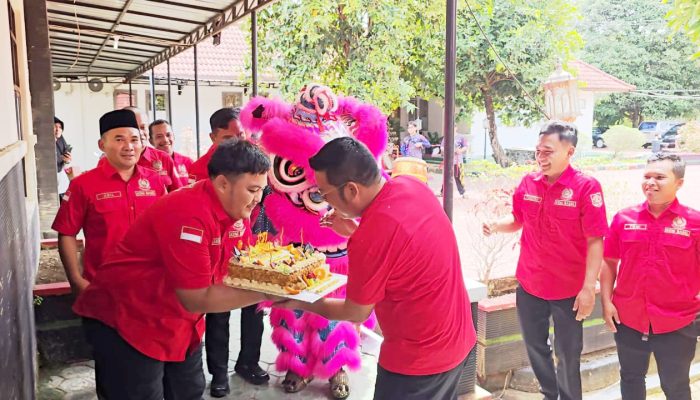Usai Pelantikan, Pengurus KONI Basel Kejutkan Bupati Riza Herdavid dengan Barongsai dan Kue Ultah