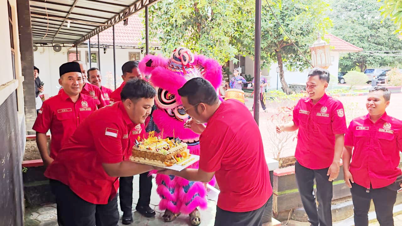Usai Pelantikan, Pengurus KONI Basel Kejutkan Bupati Riza Herdavid dengan Barongsai dan Kue Ultah