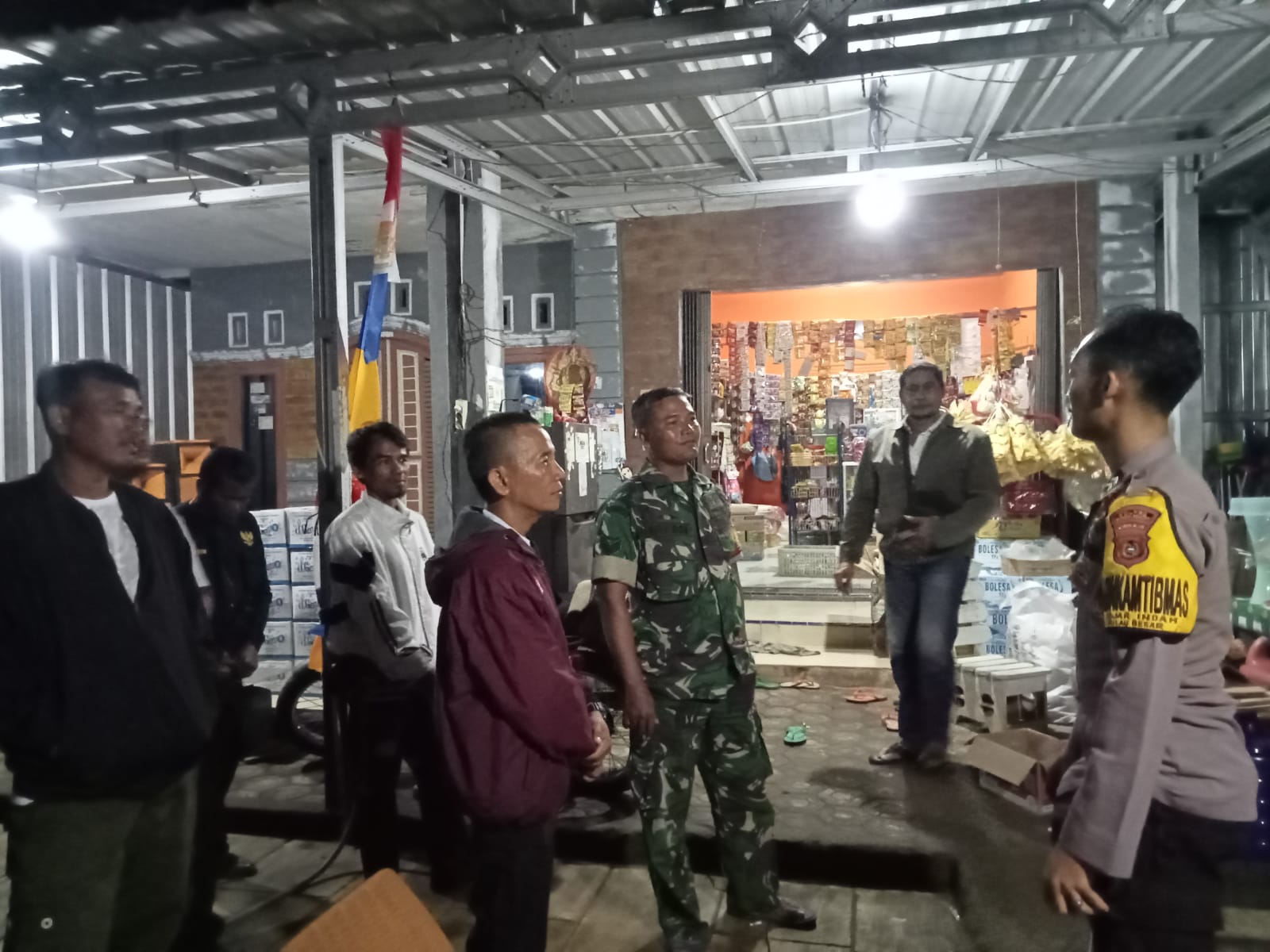 Patroli Malam Babinsa Koramil 432-02 Payung, Warga Diajak Aktif Jaga Kamtibmas