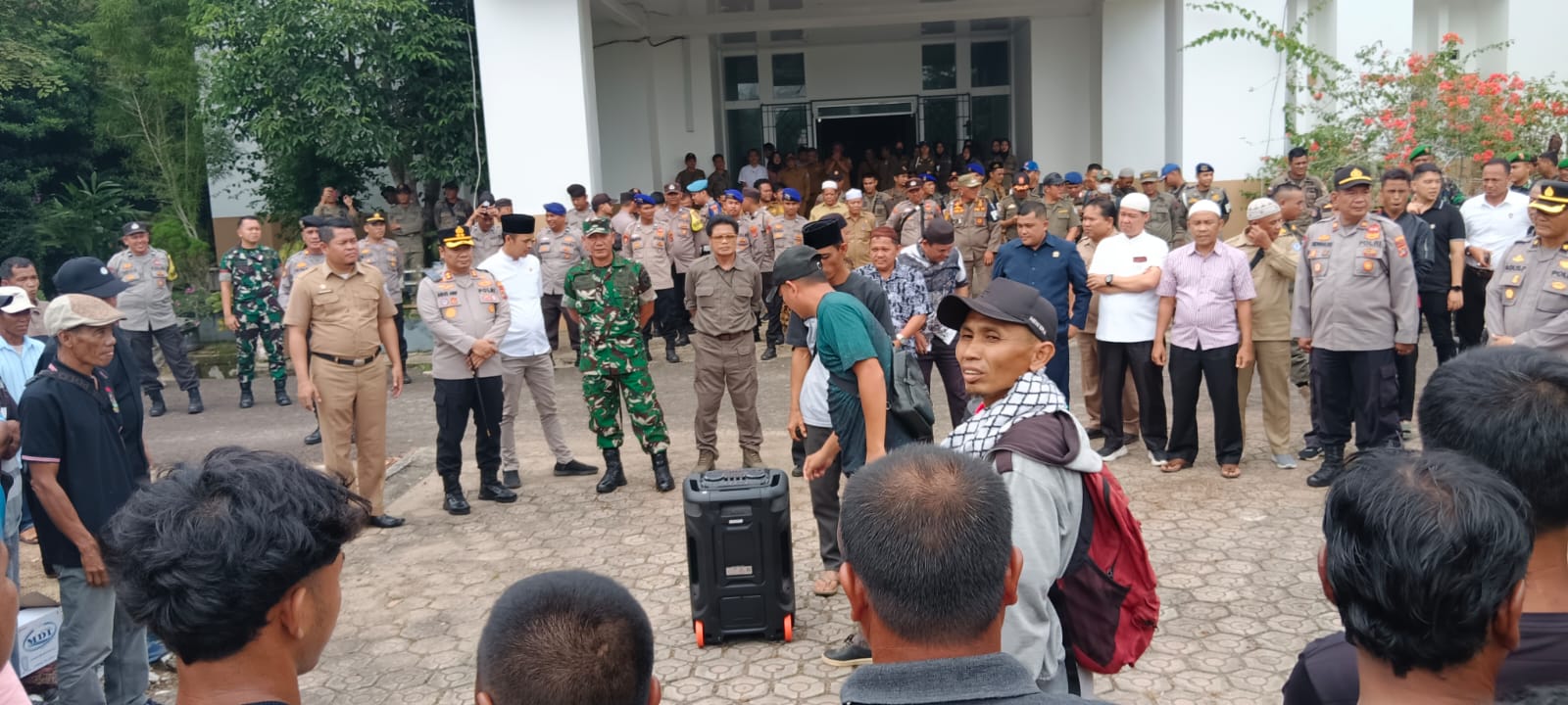 Ratusan Personel TNI-Polri Amankan Aksi Damai Warga Pergam dan Serdang di DPRD Basel