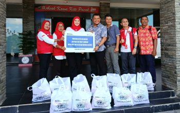 PT Timah Tbk Serahkan 200 Paket Sembako ke PMI Basel, Wabup Debby: Ini Dukungan Luar Biasa