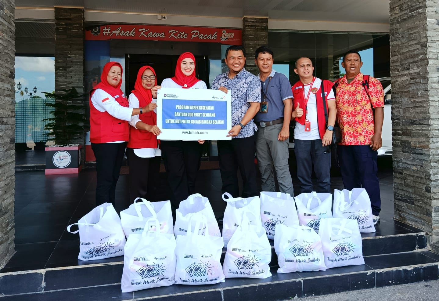 PT Timah Tbk Serahkan 200 Paket Sembako ke PMI Basel, Wabup Debby: Ini Dukungan Luar Biasa