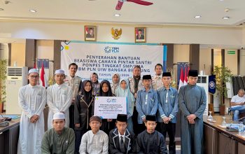 GM PLN Babel Serahkan Beasiswa Cahaya Pintar untuk Santri Kurang Mampu