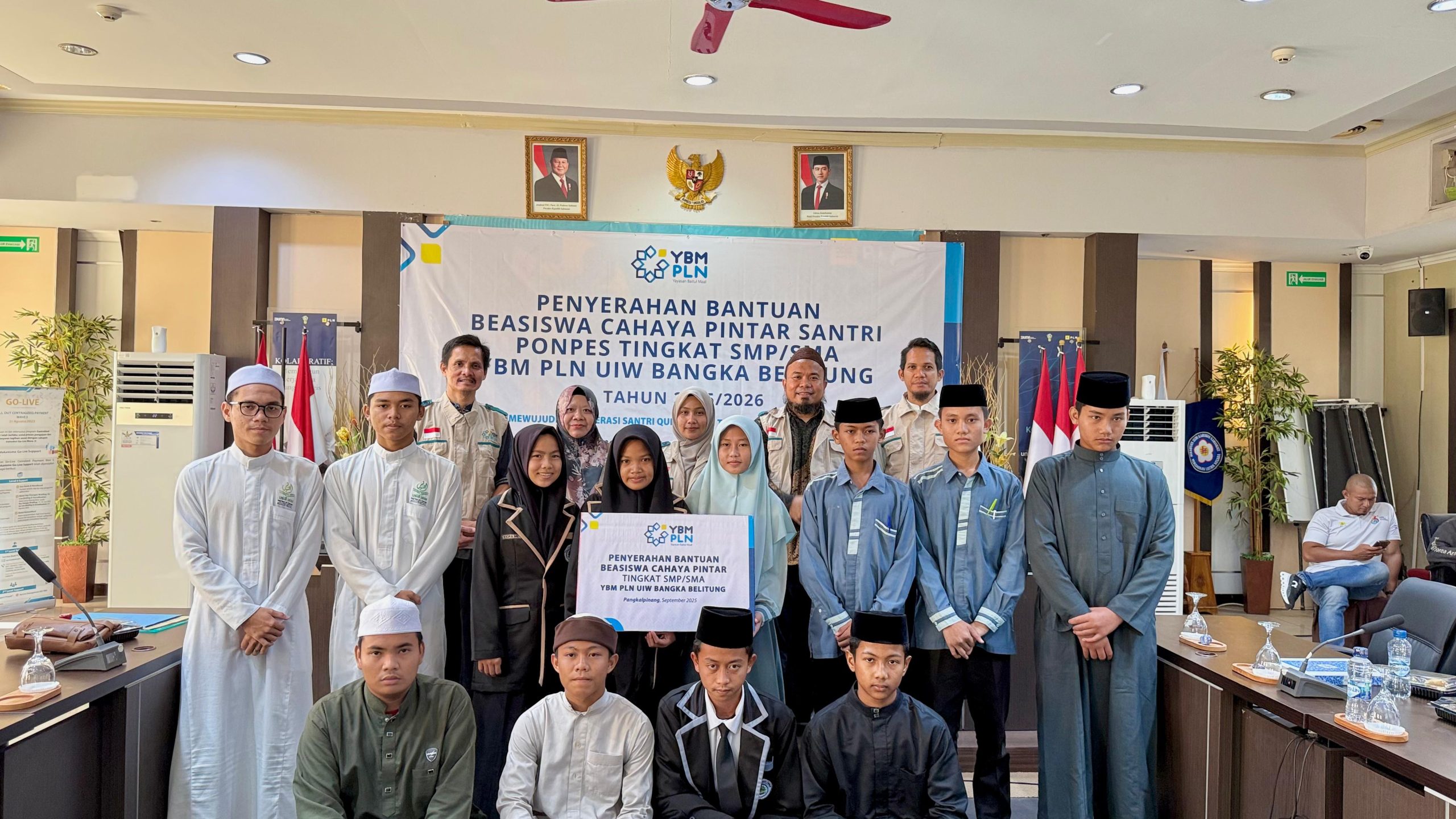 GM PLN Babel Serahkan Beasiswa Cahaya Pintar untuk Santri Kurang Mampu