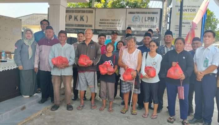 Pemkot Pangkalpinang Salurkan 100 Paket Sembako di Kelurahan Bacang