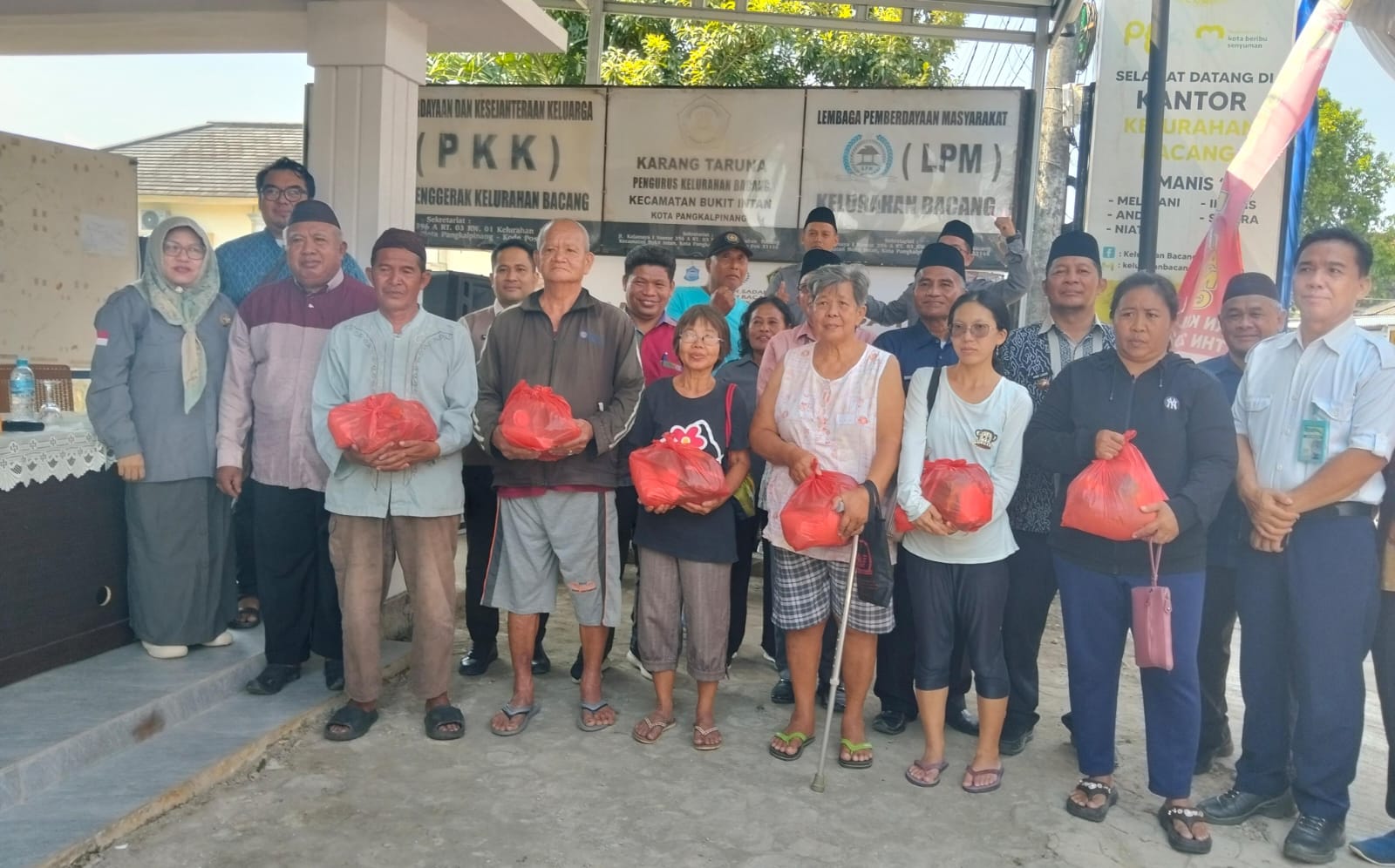 Pemkot Pangkalpinang Salurkan 100 Paket Sembako di Kelurahan Bacang