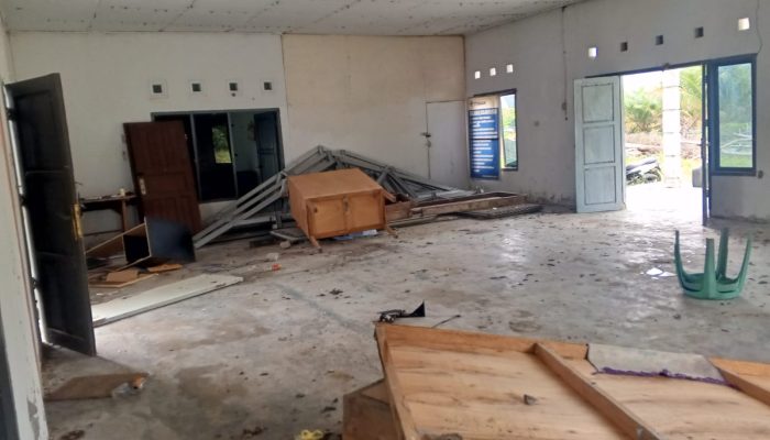 Ratusan Warga Desa Bencah Geruduk Pos PT Timah, Desak Satgas Halilintar Angkat Kaki