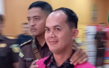 Meski Jadi Tersangka Korupsi, Jumhir Tetap Pasang Wajah Senyum Saat Digiring ke Mobil Tahanan