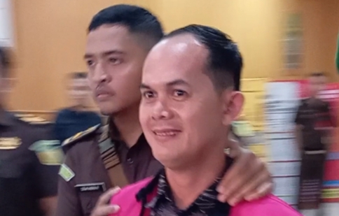 Meski Jadi Tersangka Korupsi, Jumhir Tetap Pasang Wajah Senyum Saat Digiring ke Mobil Tahanan