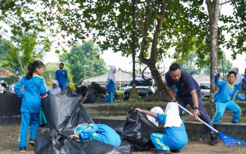 PT Timah Ajak Masyarakat dan Pelajar Bersihkan Taman Sari Sungailiat