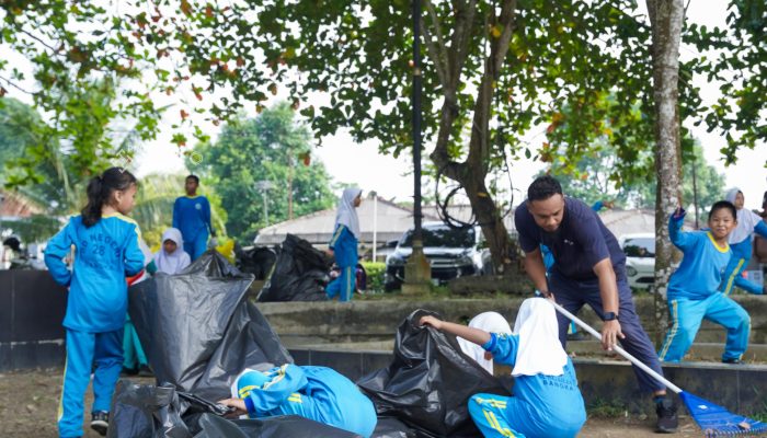 PT Timah Ajak Masyarakat dan Pelajar Bersihkan Taman Sari Sungailiat
