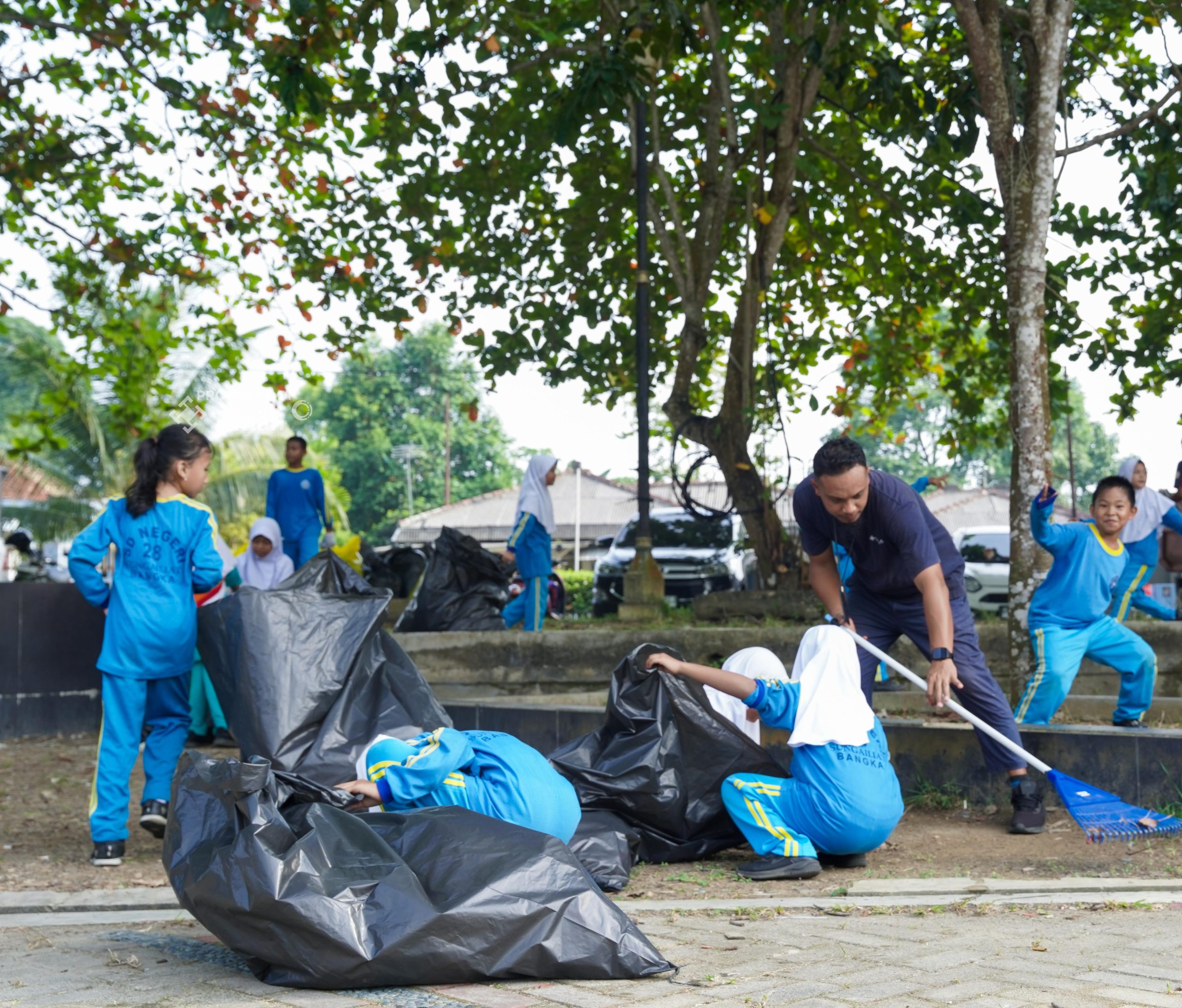 PT Timah Ajak Masyarakat dan Pelajar Bersihkan Taman Sari Sungailiat