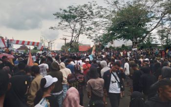 Aksi Unjuk Rasa di Depan Kantor PT Timah Ricuh, Polisi Lepas Tembakan Gas Air Mata