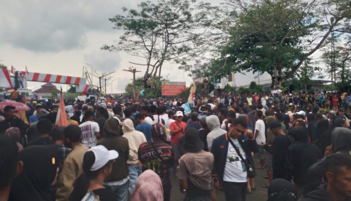 Aksi Unjuk Rasa di Depan Kantor PT Timah Ricuh, Polisi Lepas Tembakan Gas Air Mata