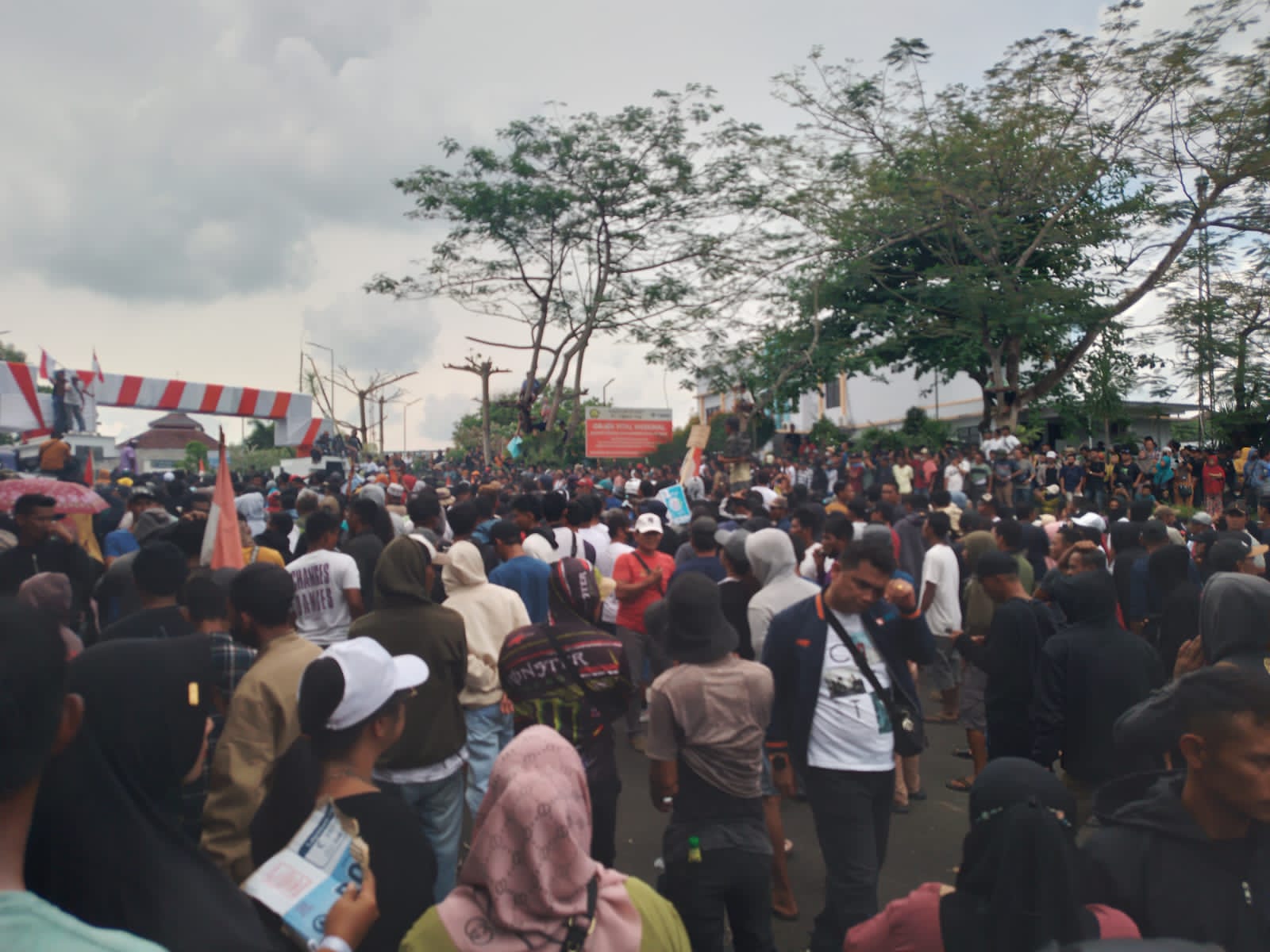 Aksi Unjuk Rasa di Depan Kantor PT Timah Ricuh, Polisi Lepas Tembakan Gas Air Mata