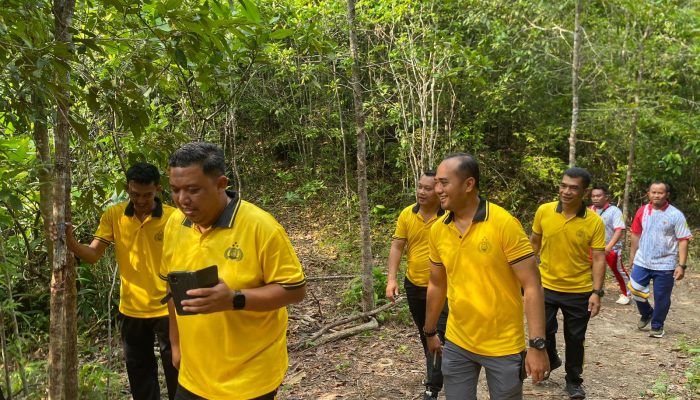 Tunjukkan Dukungan Polri untuk Wisata Daerah, Kapolres Bangka Barat Ajak Anggota Hiking ke Bukit Kukus