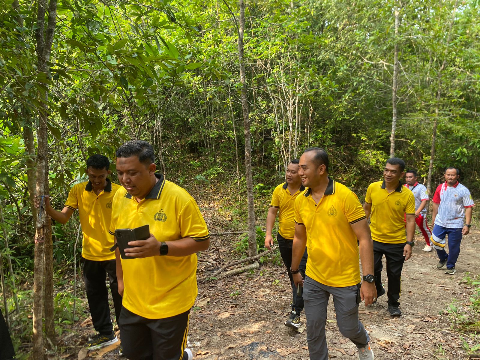 Tunjukkan Dukungan Polri untuk Wisata Daerah, Kapolres Bangka Barat Ajak Anggota Hiking ke Bukit Kukus