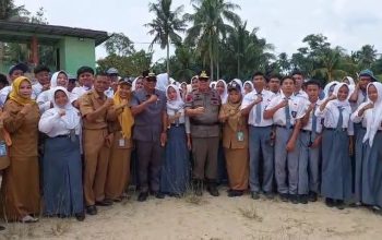 Siswa SMK Perikanan Selat Nasik Antusias Sambut Gubernur Hidayat