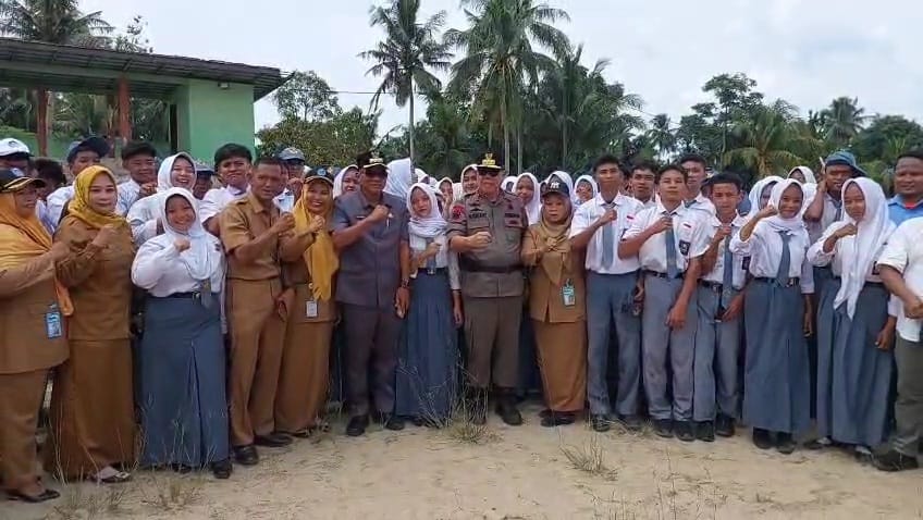 Siswa SMK Perikanan Selat Nasik Antusias Sambut Gubernur Hidayat