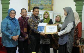 Pj Sekda Babel Serahkan Santunan Rp50,9 Juta kepada Ahli Waris ASN