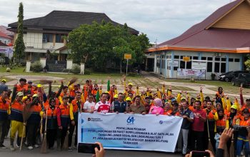 Jumat Berkah, Jasa Raharja Serahkan Sapu ke Petugas Kebersihan kota Pangkalpinang