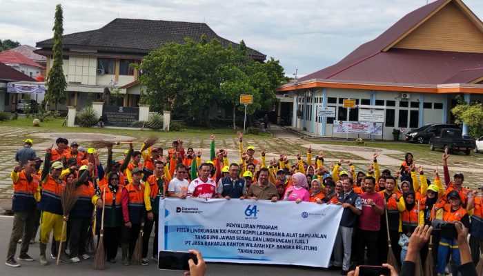 Jumat Berkah, Jasa Raharja Serahkan Sapu ke Petugas Kebersihan kota Pangkalpinang