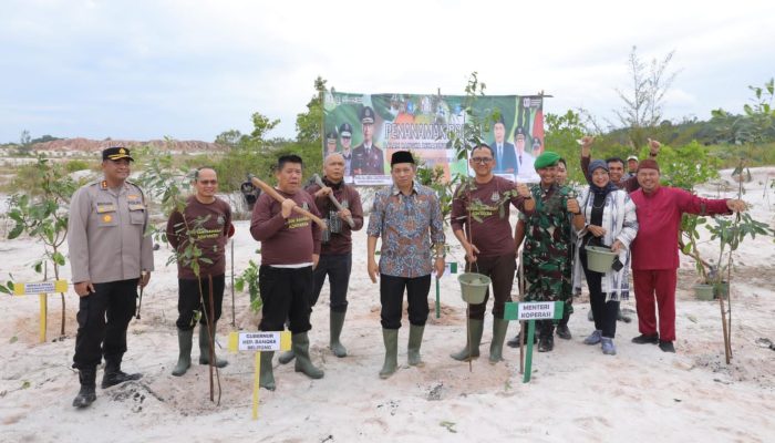 Gubernur Hidayat Arsani Dipuji Menkop Ferry