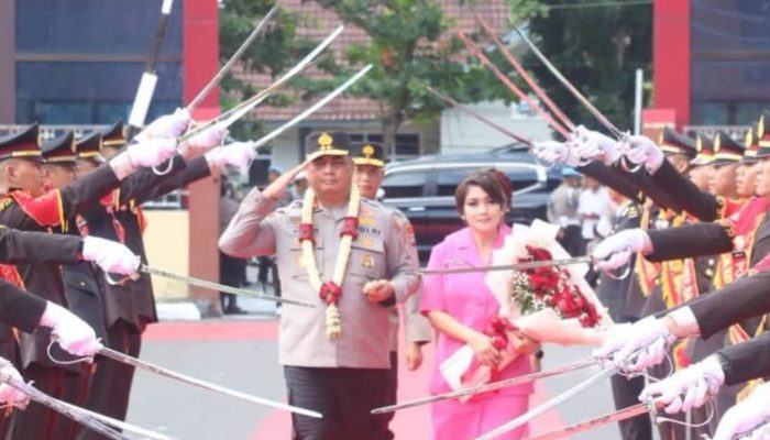 Tiba di Mapolda Babel, Irjen Pol Viktor Sihombing dan Istri Disambut Tarian Adat hingga Pedang Pora