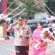 Tiba di Mapolda Babel, Irjen Pol Viktor Sihombing dan Istri Disambut Tarian Adat hingga Pedang Pora