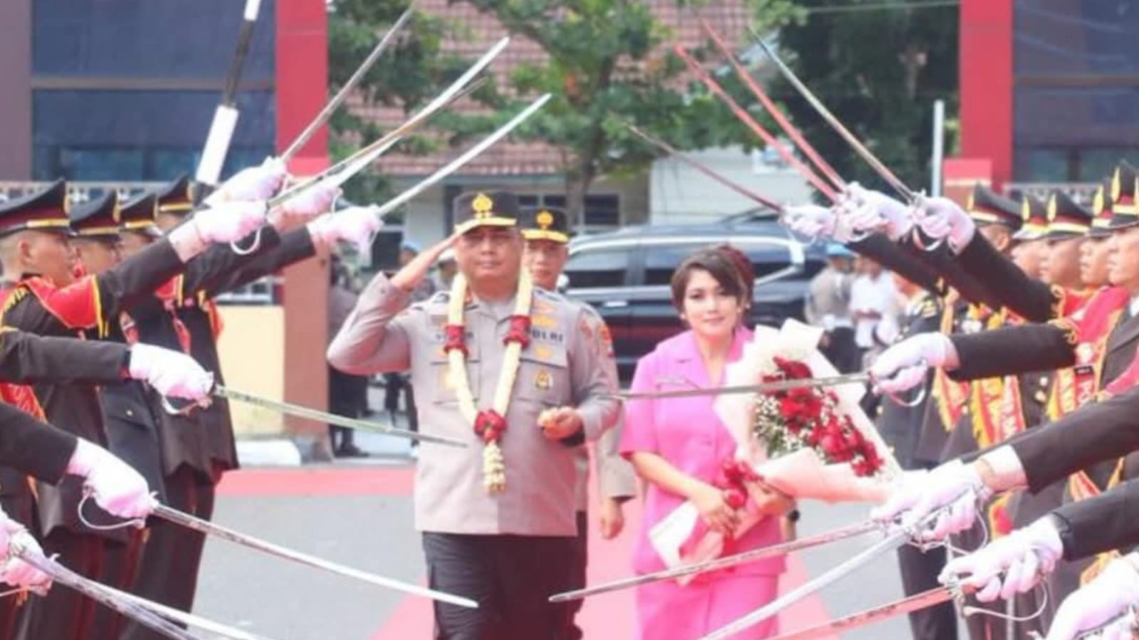 Tiba di Mapolda Babel, Irjen Pol Viktor Sihombing dan Istri Disambut Tarian Adat hingga Pedang Pora