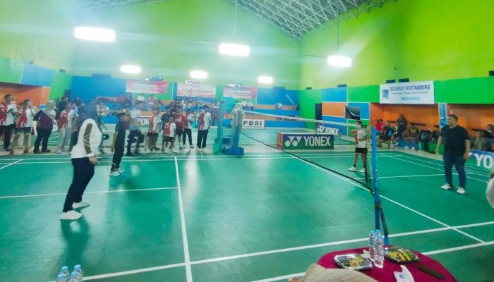Wabup Debby Buka Kejuaraan Bulutangkis Piala Bupati, Ratusan Atlet Ramaikan GOR Angsana