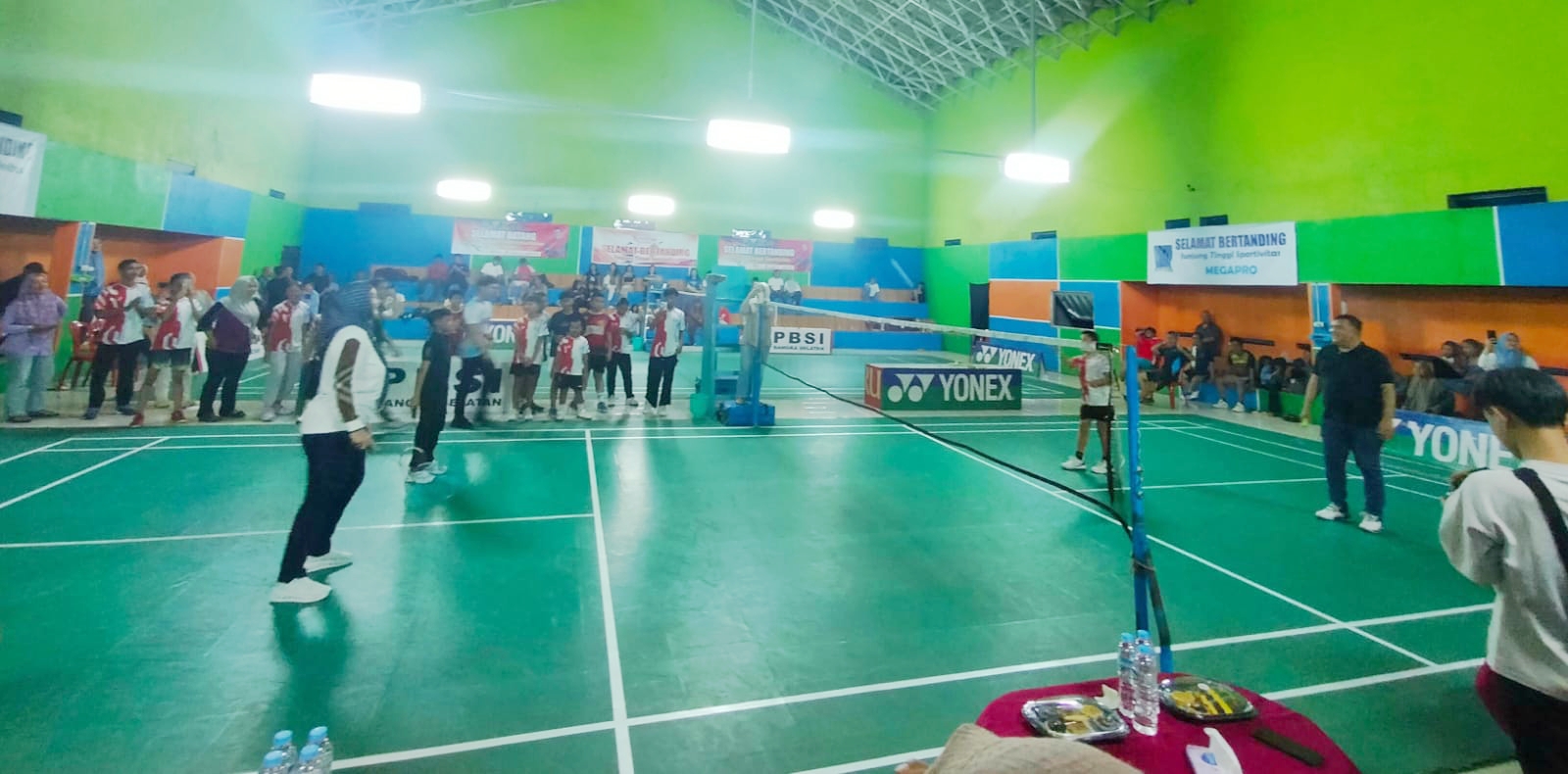 Wabup Debby Buka Kejuaraan Bulutangkis Piala Bupati, Ratusan Atlet Ramaikan GOR Angsana