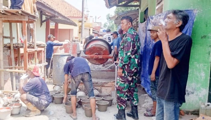 Babinsa Koramil 2302 Aktif Laksanakan Karya Bakti Bantu Pembangunan Rumah Warga