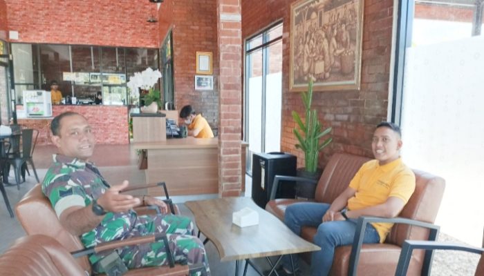 Babinsa Koramil 2306/Mancak Jalin Komsos, Bahas Gotong Royong dan Potensi Ketahanan Pangan