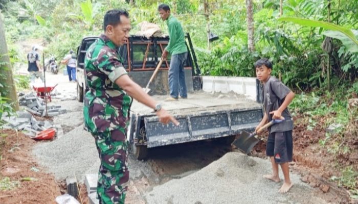 Babinsa Koramil 2306/Mancak Bersama Warga Wujudkan Lingkungan Bersih dan Tertib