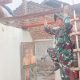 Babinsa Koramil 2303/Pulomerak Gelar Karya Bakti Bersama Warga dan Pelajar di Wilayah Binaan