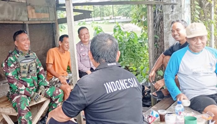 Babinsa Koramil 2305/Cinangka Laksanakan Komsos Bersama Tokoh Masyarakat dan Tokoh Agama