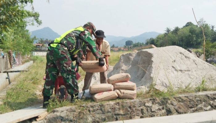 Babinsa Koramil 2304/Anyar Gelar Karya Bakti Bersama Warga di Dua Desa