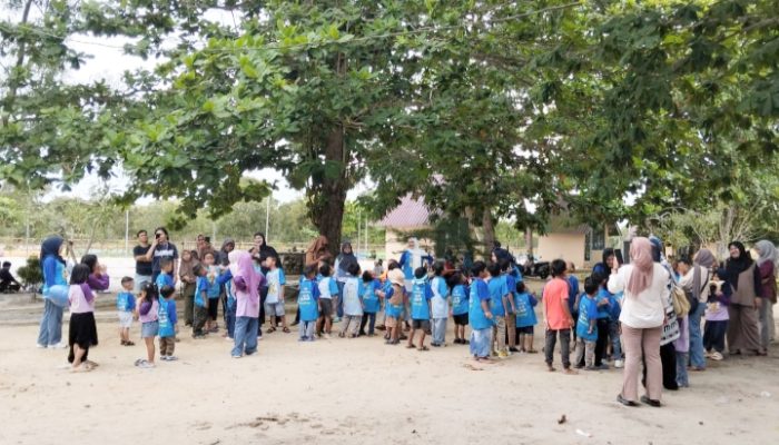 Suasana Keakraban Warnai Family Gathering Bimbel Kaya Ilmu Ahe di Pantai Pasir Padi