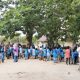 Suasana Keakraban Warnai Family Gathering Bimbel Kaya Ilmu Ahe di Pantai Pasir Padi