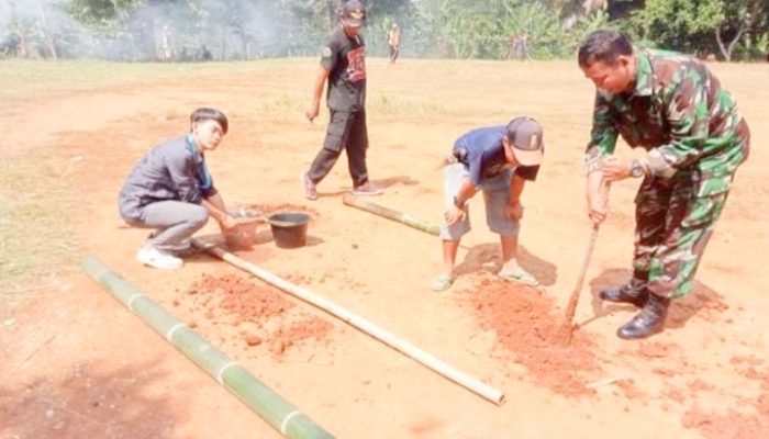 Babinsa Koramil 2305/Cinangka Gotong Royong Bantu Warga Bangun Rumah