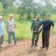 Babinsa Koramil 2303/Pulomerak Laksanakan Komsos Bersama Warga Bahas Potensi Alam dan Keamanan Lingkungan