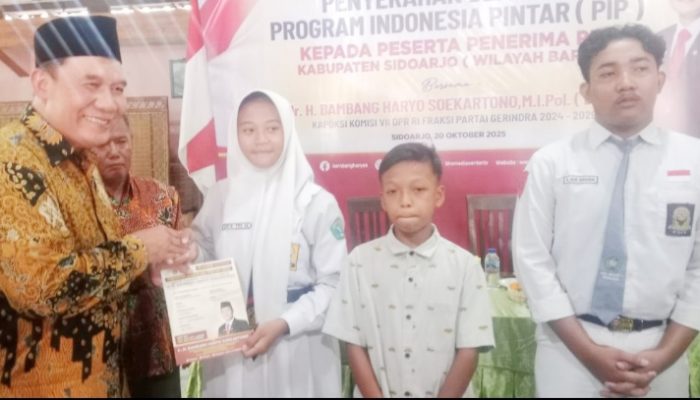 Bambang Haryo Salurkan PIP untuk 100 Siswa di Sidoarjo Barat : “Tak Boleh Ada Anak Putus Sekolah”