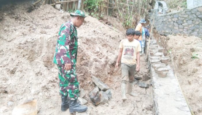 Koramil 2303/Pulomerak Gelar Kegiatan Karya Bakti Bersama Warga di Dua Kelurahan