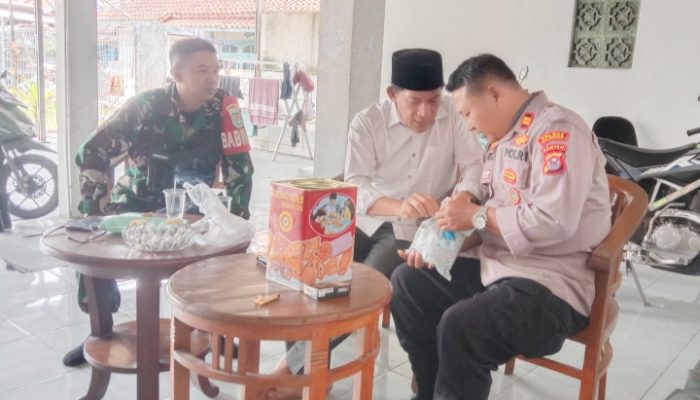 Babinsa Koramil 2302/Bojonegara Jalin Komunikasi Sosial dengan Warga untuk Perkuat Keamanan dan Gotong Royong