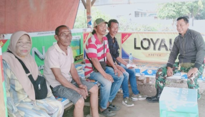 Babinsa Koramil 2305/Cinangka Laksanakan Komsos Bersama Tokoh Masyarakat dan Tokoh Pemuda