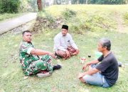 Babinsa Koramil 2306/Mancak Gelar Komsos Bersama Warga Bahas Gotong Royong dan Kebersihan Lingkungan